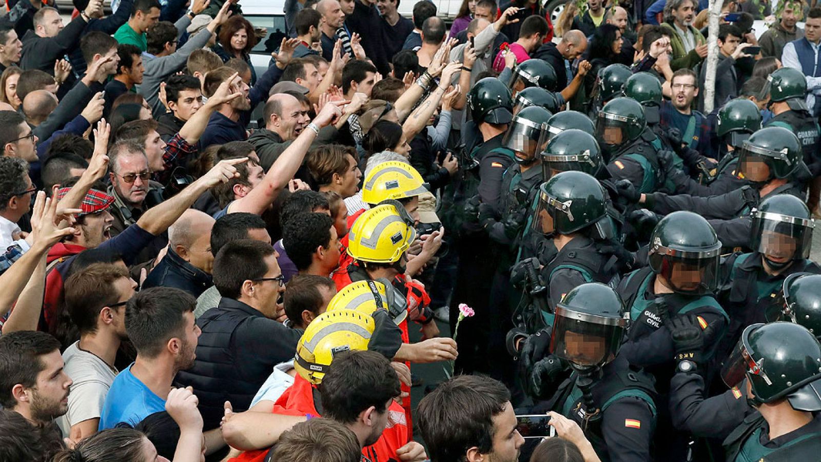 Bomberos y ciudadanos se enfrentan a la Guardia Civil en un centro de votación del 1-O