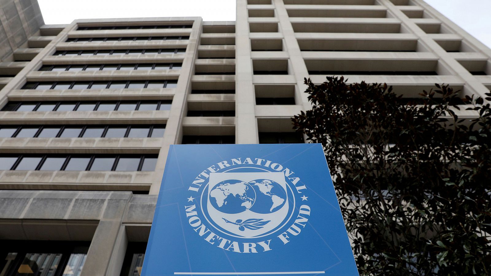 Fachada de la sede del FMI en Washington