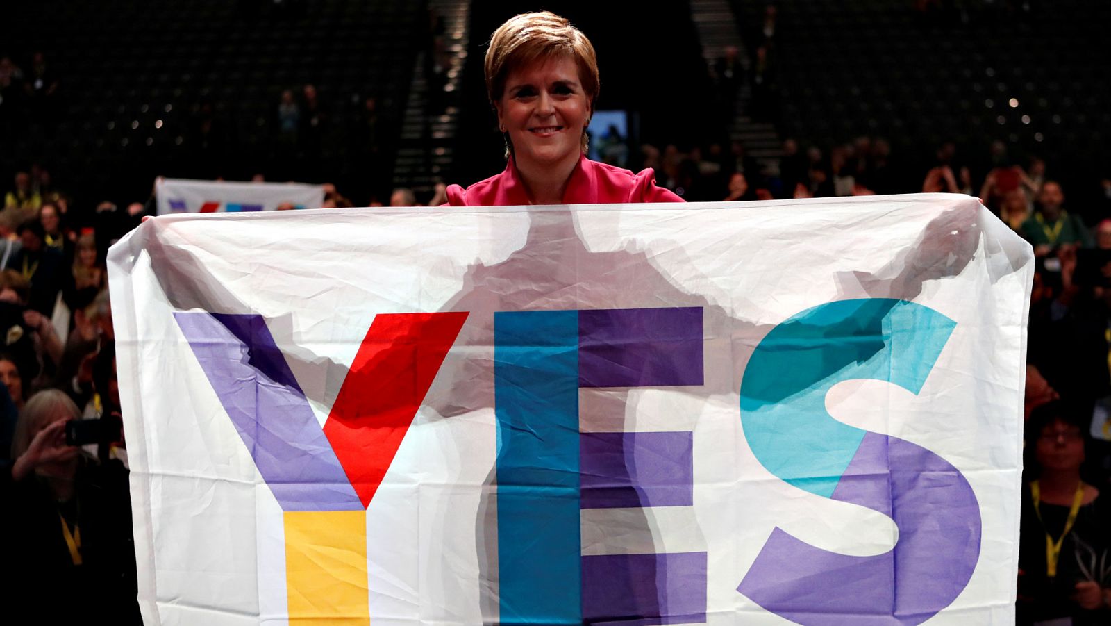 La ministra principal y líder del Partido Nacionalista Escocés, Nicola Sturgeon, enarbola una pancarta con el 'si' tras anunciar un segundo referéndum de independencia en Aberdeen