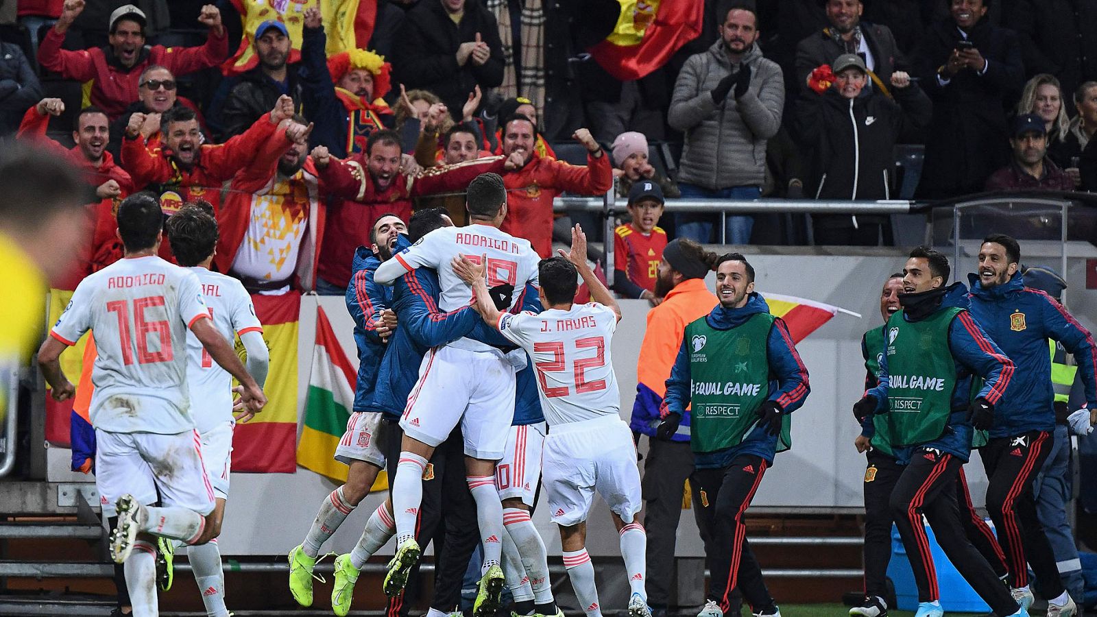 Los jugadores de la selección española celebran la clasificación después del gol de Rodrigo en Suecia.