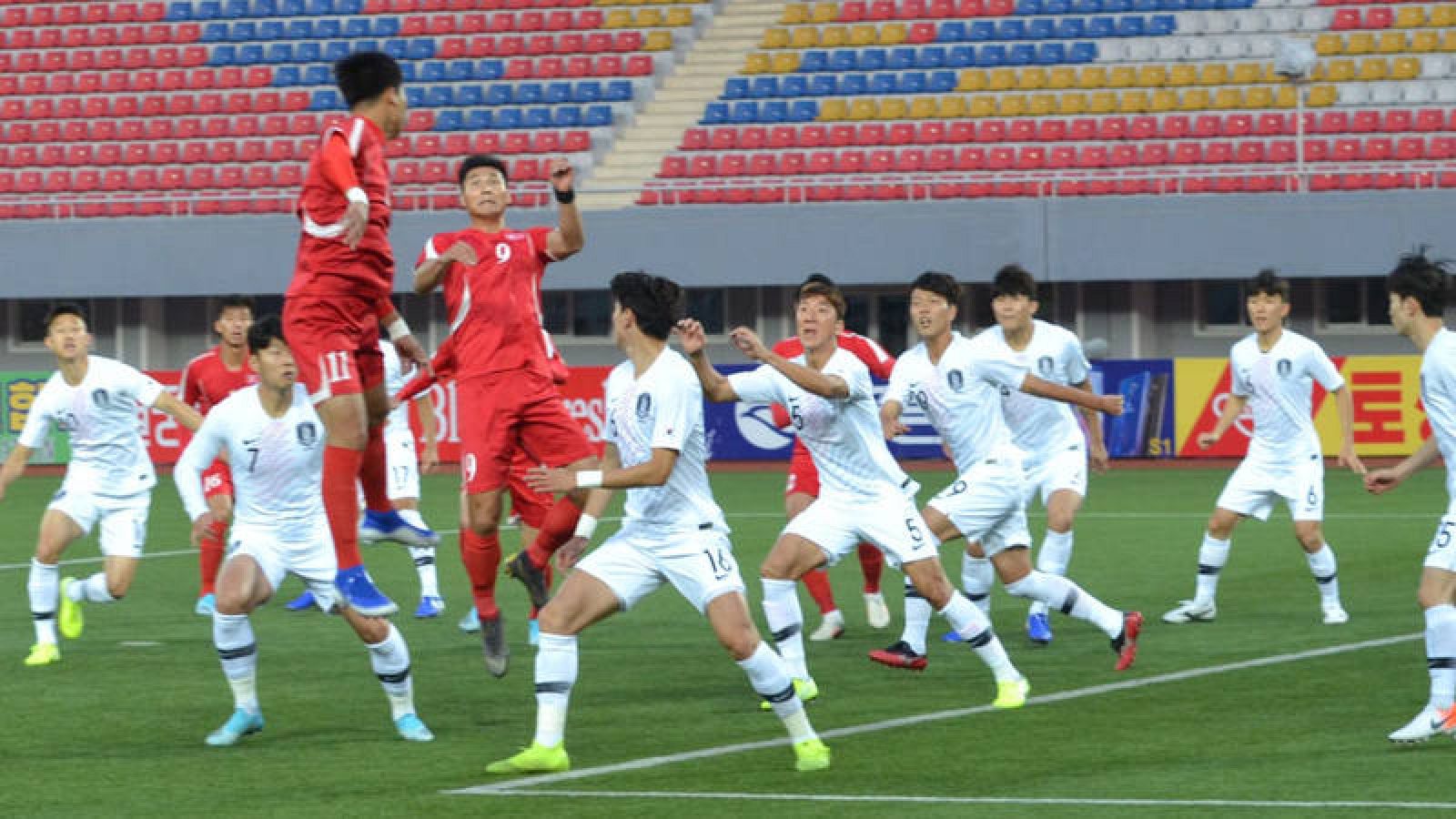 Imagen del partido entre las selecciones de las dos Coreas jugado este martes en Pyongyag difundida por la confederación asiática de fútbol