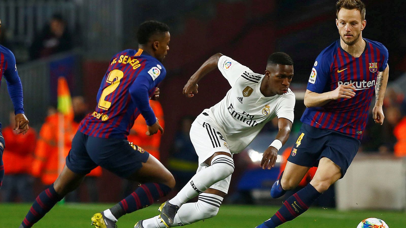 Semedo (i) y Vinicius disputan un balón en un Barça-Real Madrid de la pasada temporada