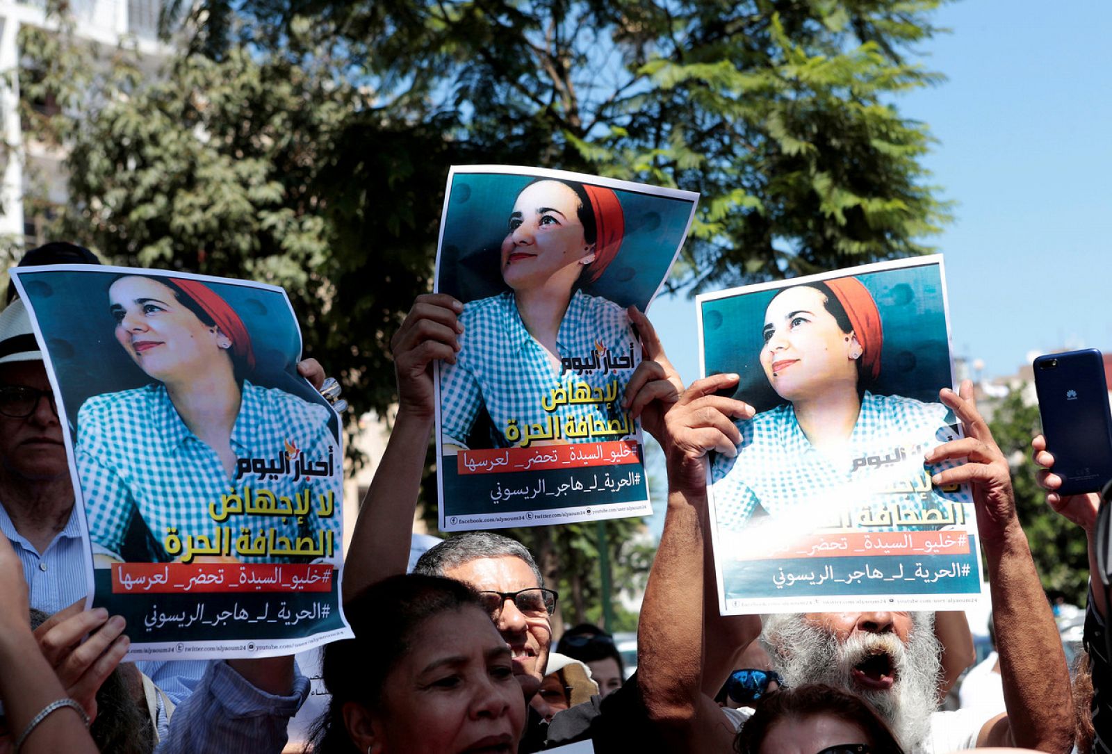 Activistas marroquíes sujetan carteles de Hajar Raissouni