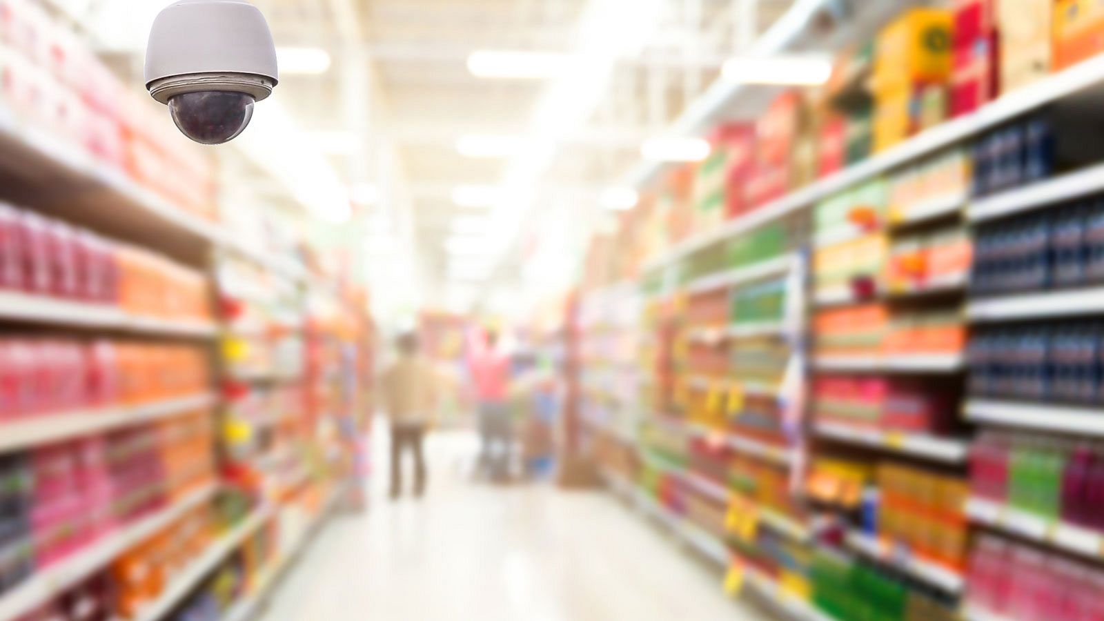 Una cámara de grabación en el pasillo de un supermercado