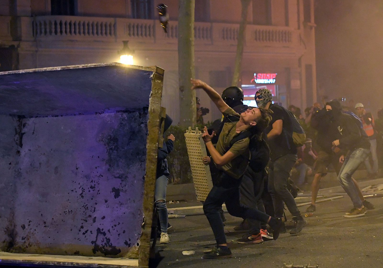 Els concentrats llancen objectes contra la policia
