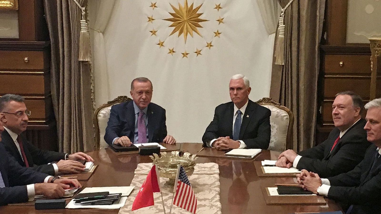 El presidente turco, Recep Tayyip Erdogan (i), y el vicepresidente de Estados Unidos, Mike Pence, ebn una reunión en Ankara el jueves 17 de octubre de 2019.