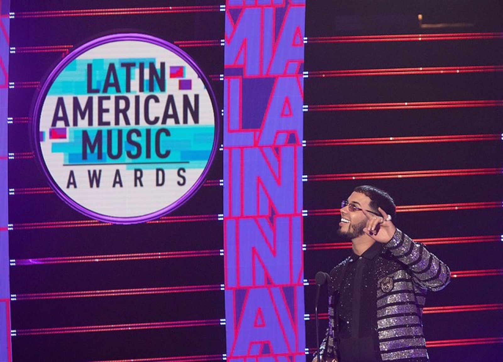 Anuel brilla en los Latin American Music Awards