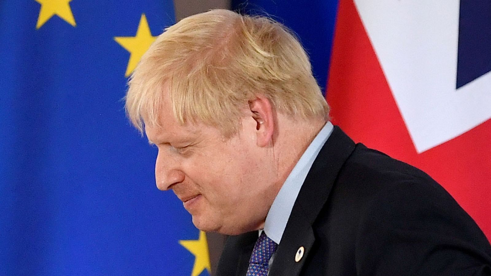 El primer ministro británico Boris Johnson con las banderas de  la Unión Europea y Reino Unido de fondo