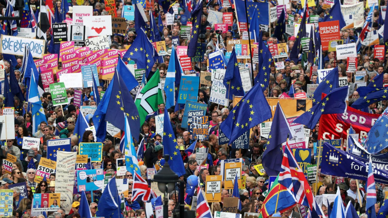 Miles de personas reclaman en Londres un segundo referéndum del 'Brexit