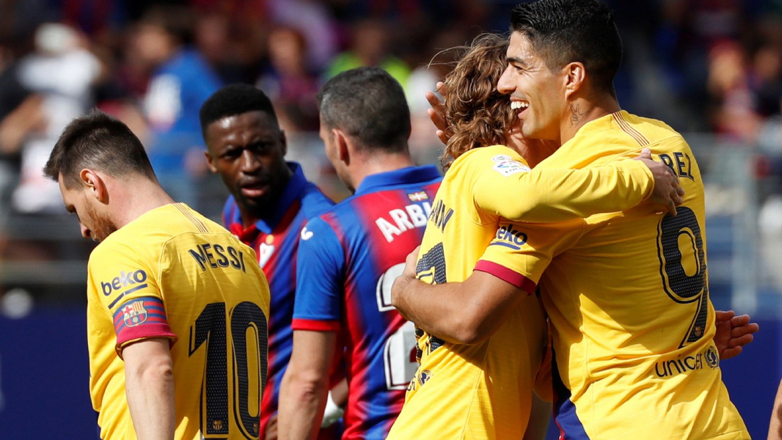 Lionel Messi (i) y Antoine Griezmann (c) celebran el gol de Luis Suárez (d)
