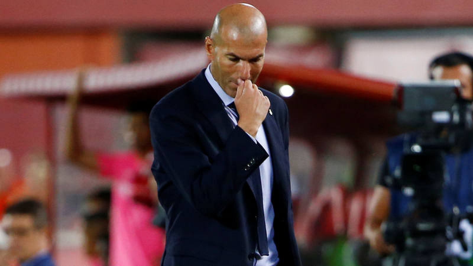 Zinedine Zidane, cabizbajo durante el partido contra el Mallorca, donde el Madrid cayó este sábado.