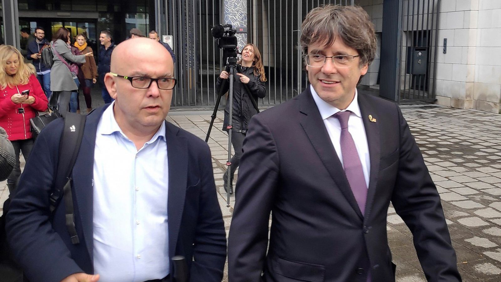 El expresidente de la Generalitat de Cataluña Carles Puigdemont acompañado de su abogado, Gonzalo Boye. EFE/ Javier Albisu
