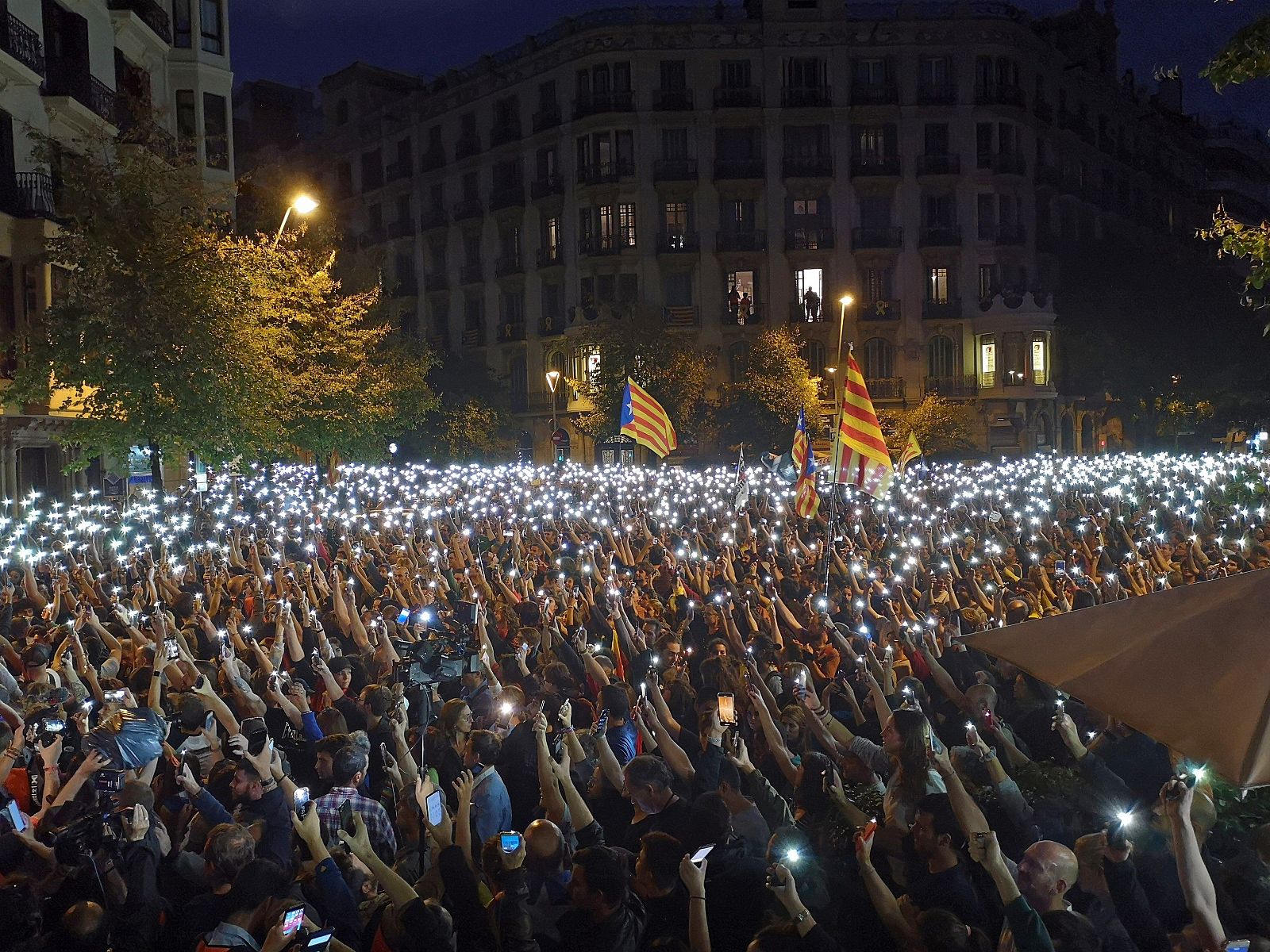 Els manifestants es concentren davant la Jefatura Superior de Policia