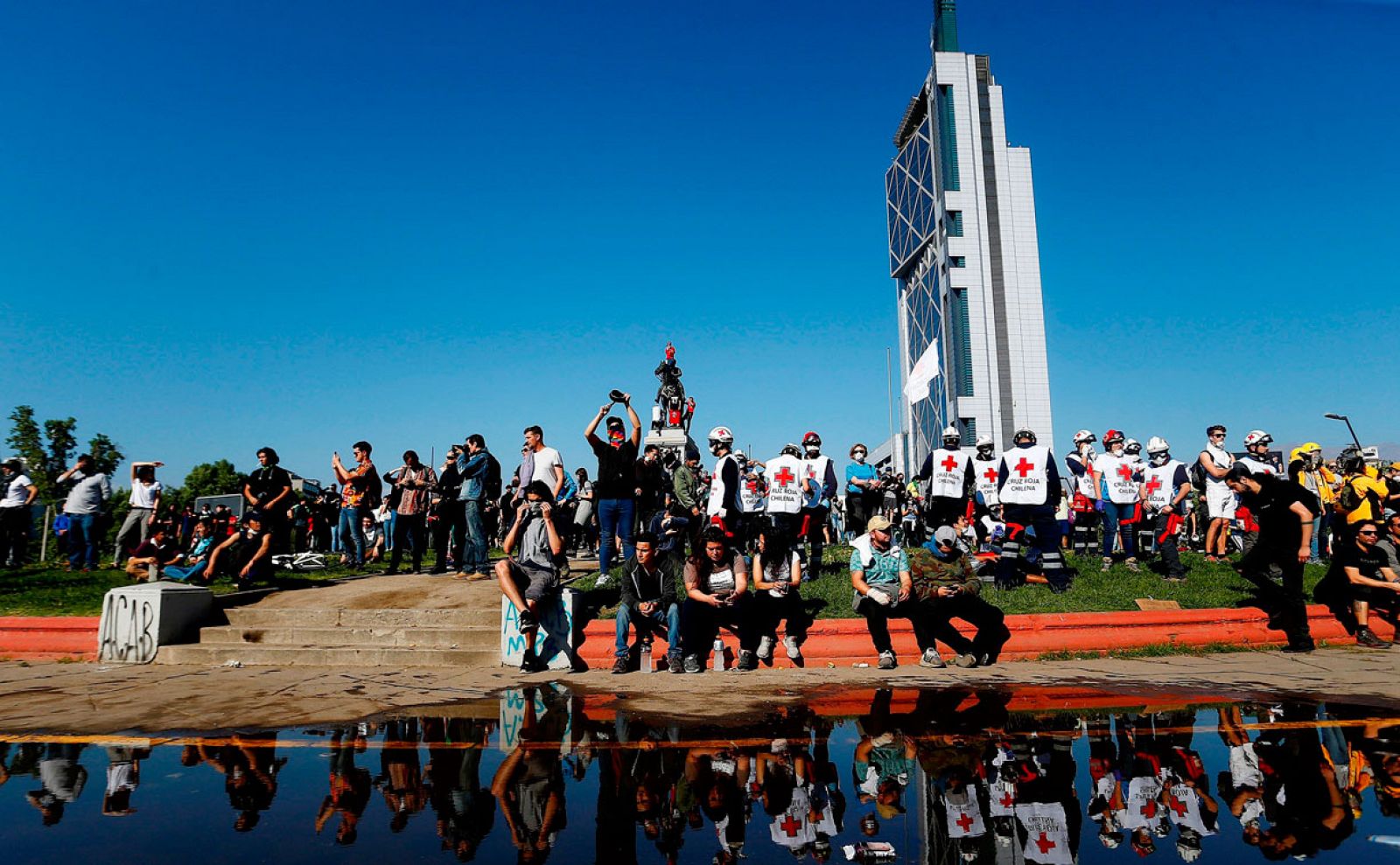 Cientos de personas se reunieron el domingo en la Plaza Italia durante otra jornada de protestas en Santiago (Chile).
