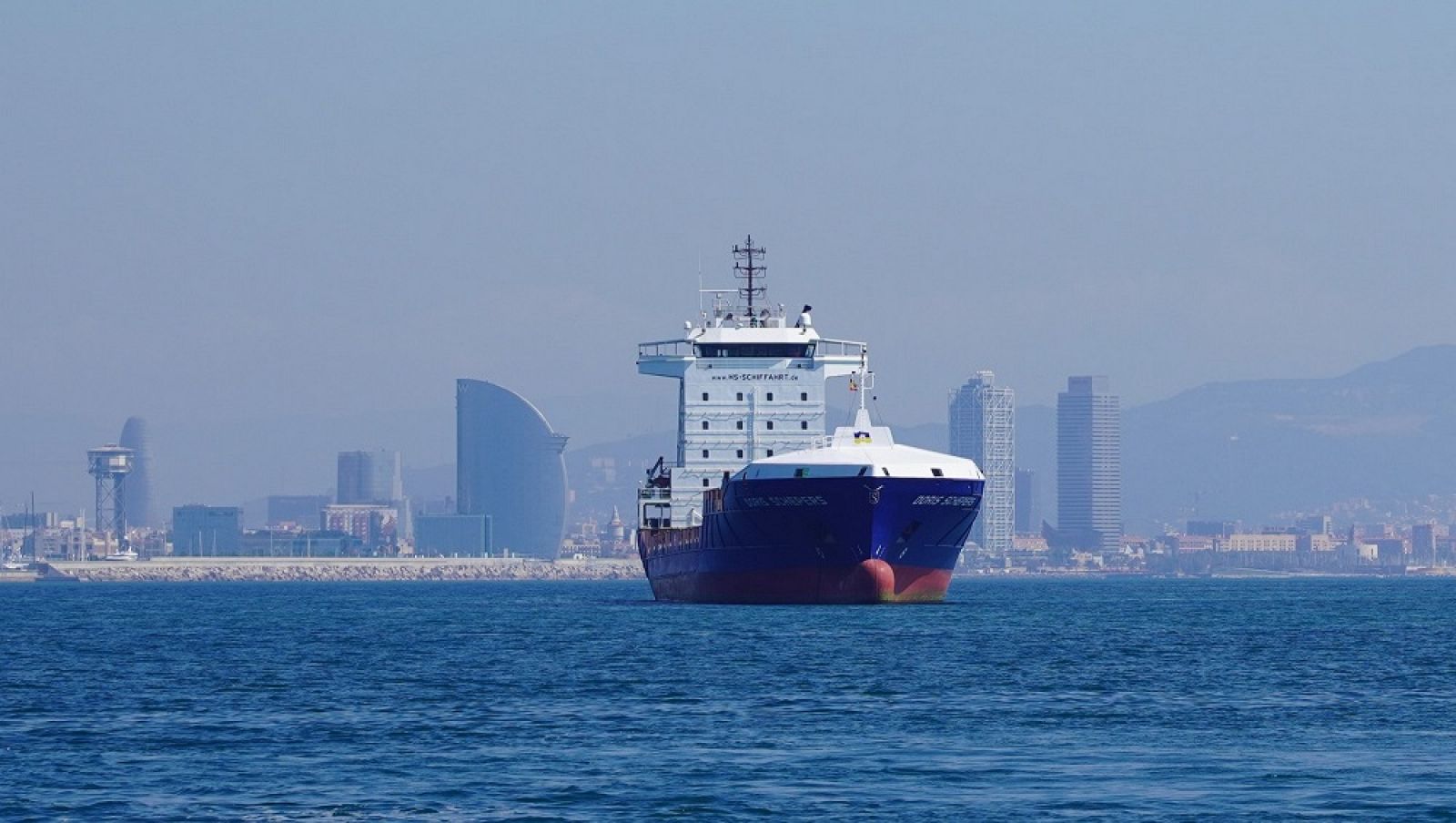 Vaixell amb la ciutat de Barcelona al fons