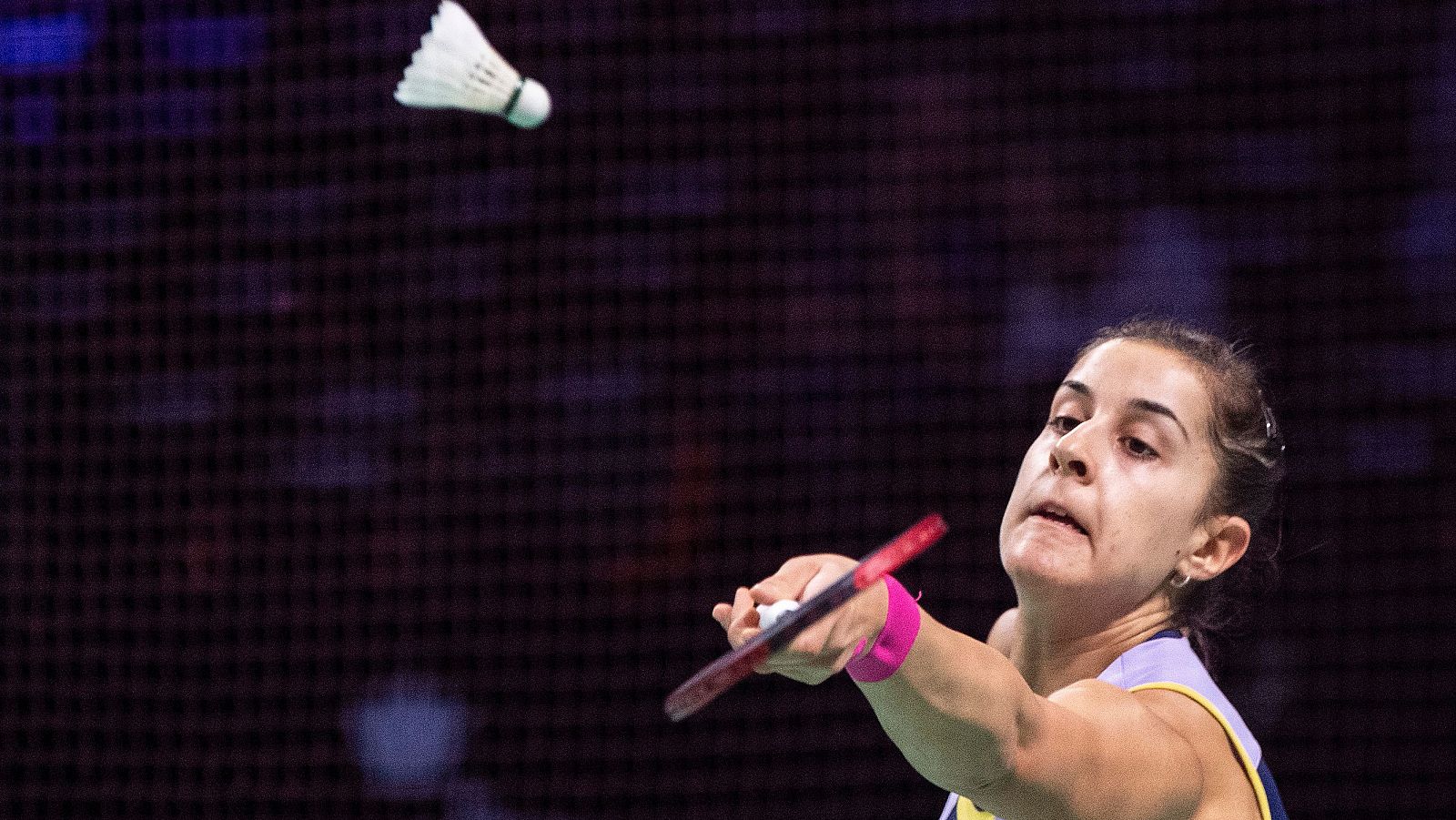 Carolina Marín sufre prara ganar en su debut en Francia