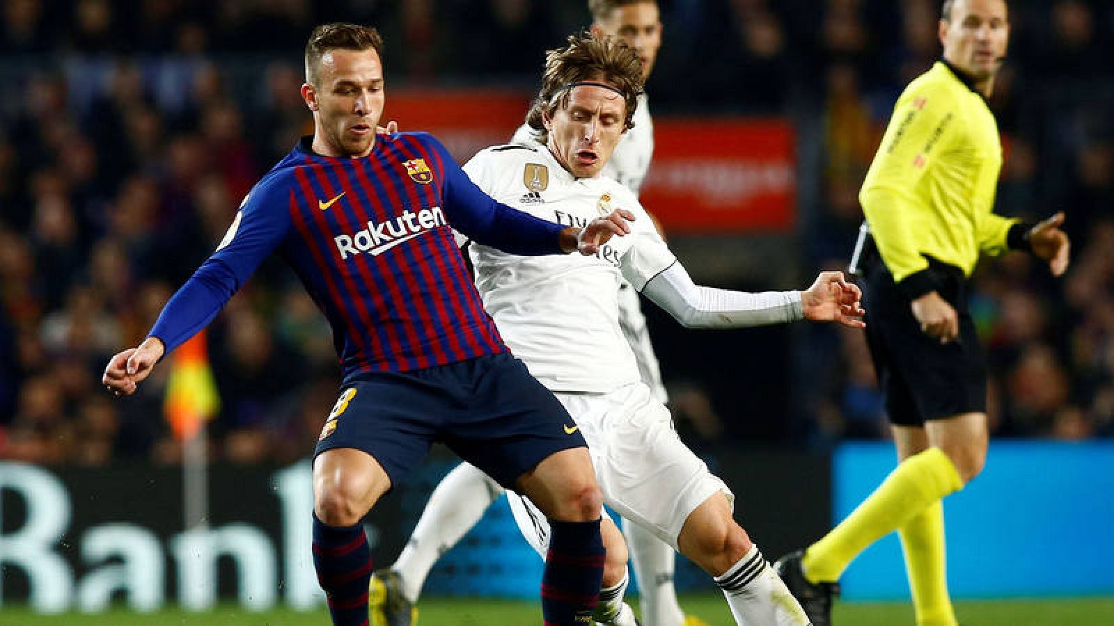 El centrocampista croata del Real Madrid, Luka Modric pelea un bal'pn con el centrocampista brasileño del Barcelona, Arthur Melo.