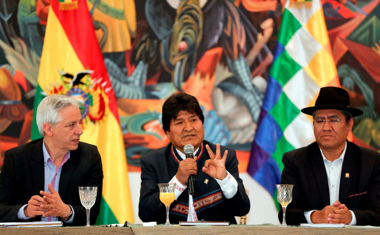 El presidente de Bolivia, Evo Morales (c), acompañado por el vicepresidente boliviano, Álvaro García Linera (i) y el canciller de Bolivia, Diego Pary (d), habla durante una rueda de prensa sobre las pasadas elecciones y las acusaciones de fraude.