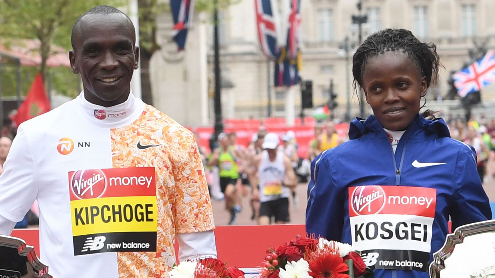 El vencedor masculilno del maratón de Berlín, Eliud Kipchoge (I) y la ganadora en categoría femenina Brigid Kosgei en abril de 2019. EFE/EPA/FACUNDO ARRIZABALAGA