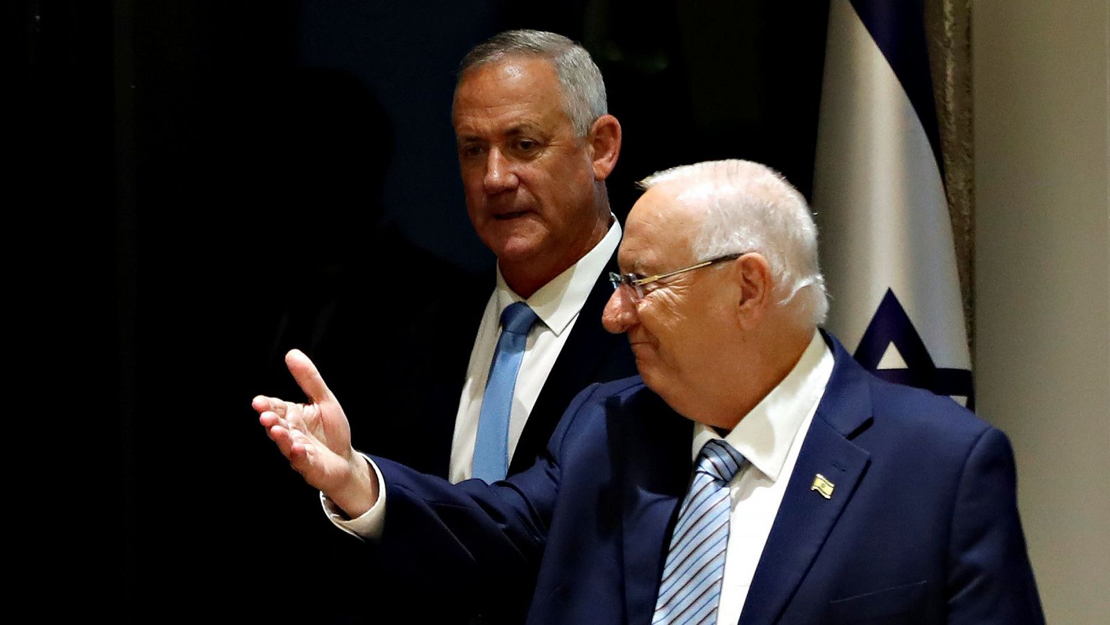 El presidente de Israel, Reuben Rivlin, y, en segundo plano, el nuevo candidato a formar gobierno, Beny Gantz