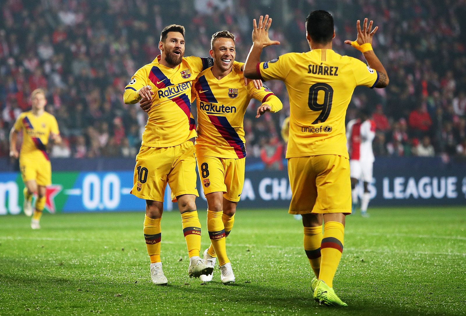 Leo Messi celebra con Arthur y con Luis Suárez el primer gol del partido de Praga.