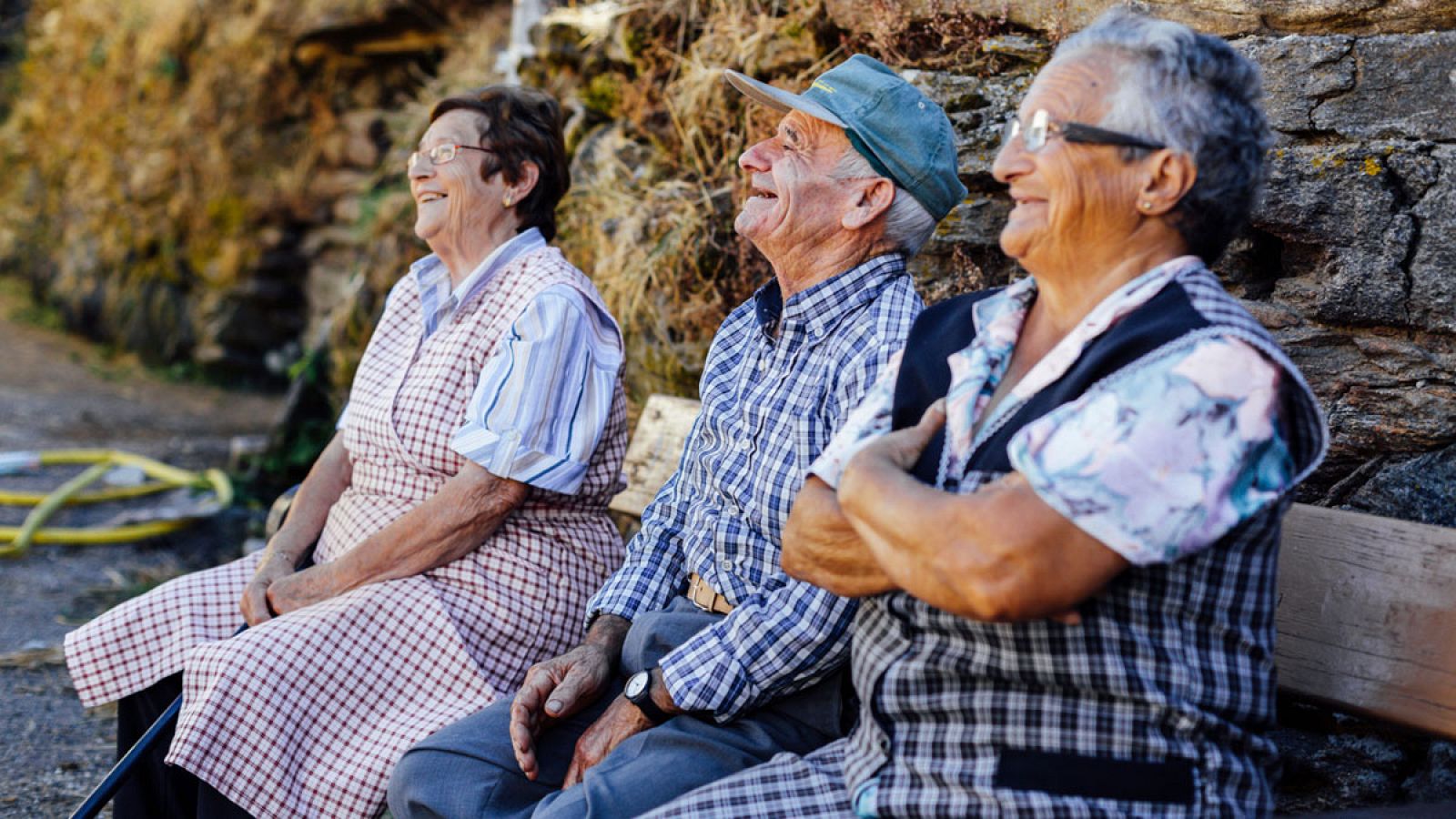 Tres jubilados gallegos en un banco