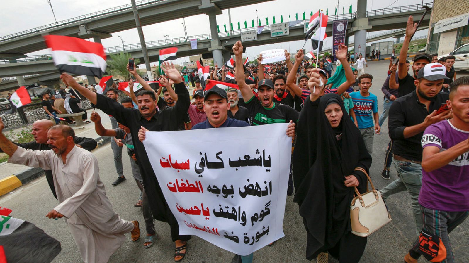Un grupo de personas protesta en Najaf, Irak, para pedir más servicios básicos y medidas anticorrupción.