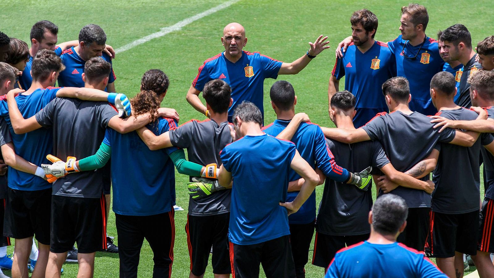 El entrenador de la selección española, David Gordo, habla con sus jugadores durante un entrenamiento de cara al Mundial Sub'17.