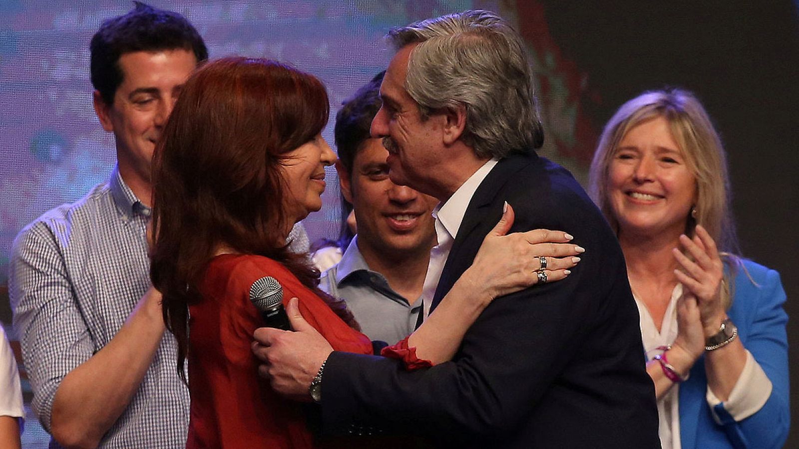 Cristina Fernández de Kirchner y Alberto Fernández celebran la victoria peronista en las elecciones en Argentina. REUTERS/Agustin Marcarian 