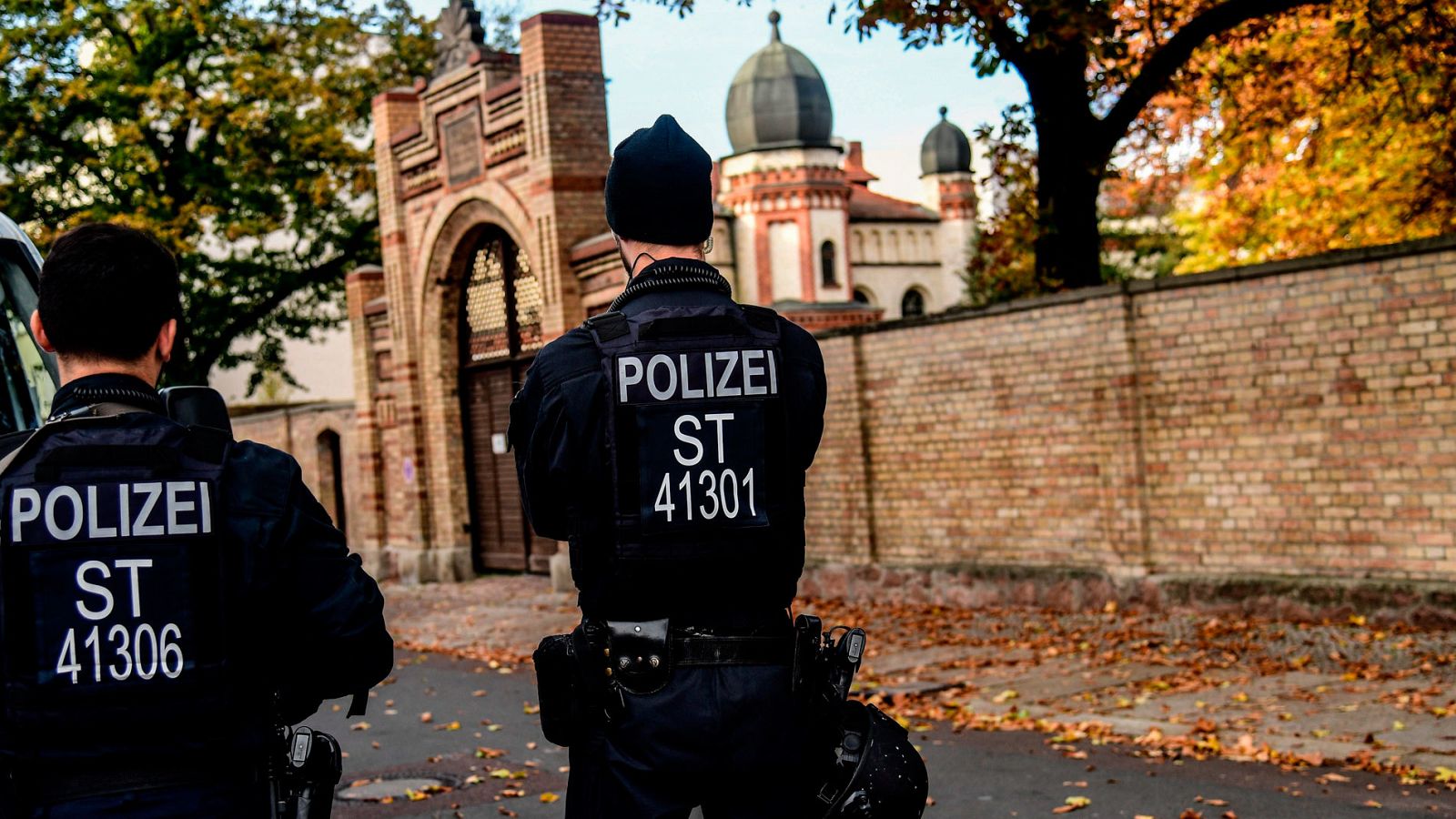 Agentes de policía vigilan en el exterior de una sinagoga en Halle an der Saale en Alemania