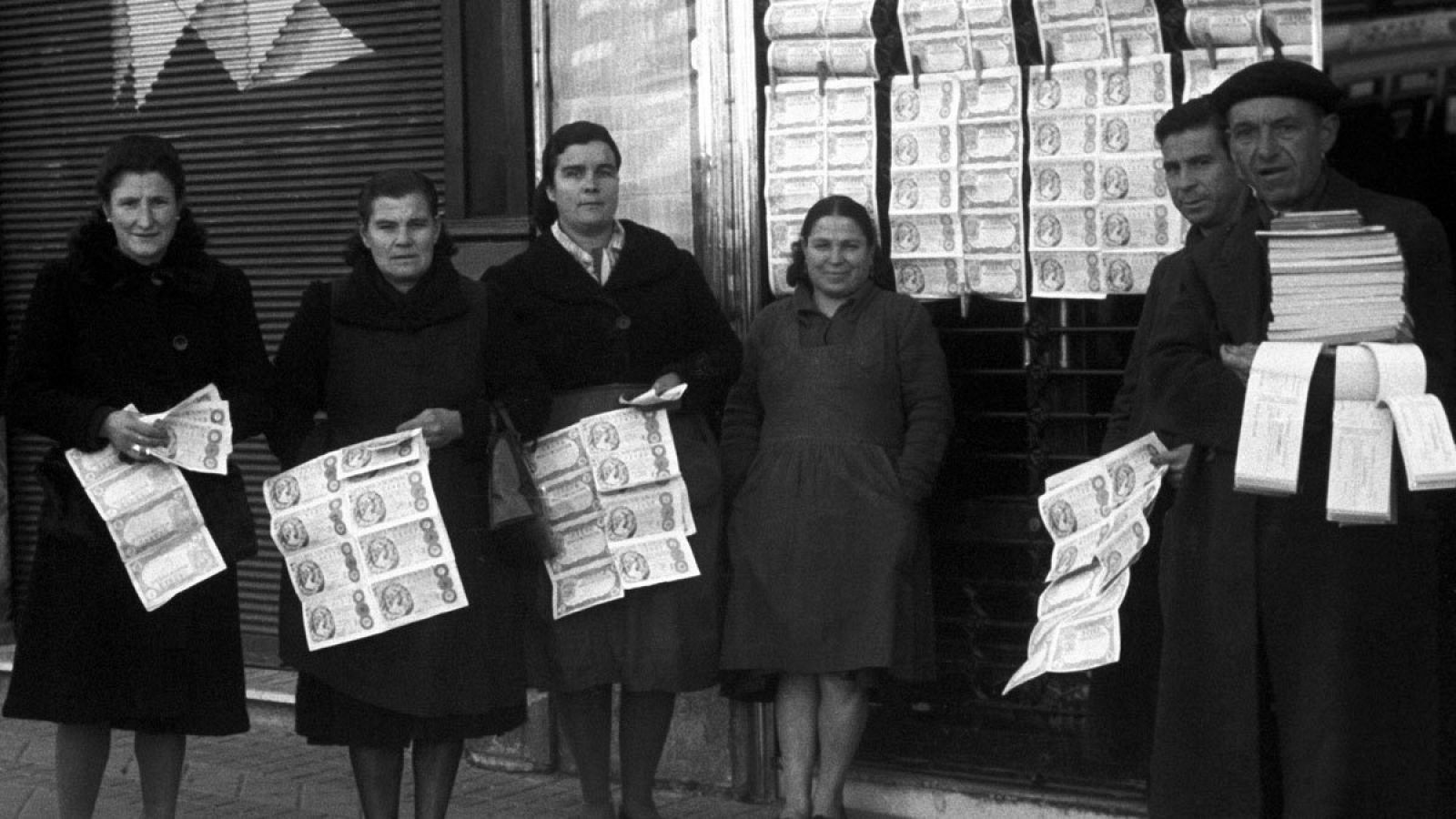 Varios vendedores de lotería en la puerta de la administración "La Pajarita" de Madrid en 1945