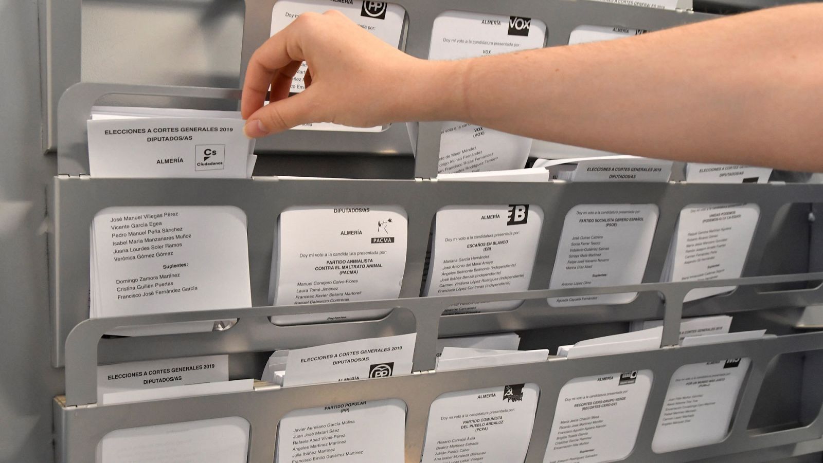 Una persona elige su papeleta electoral en una cabina habilitada para ello en las elecciones generales del 28A.