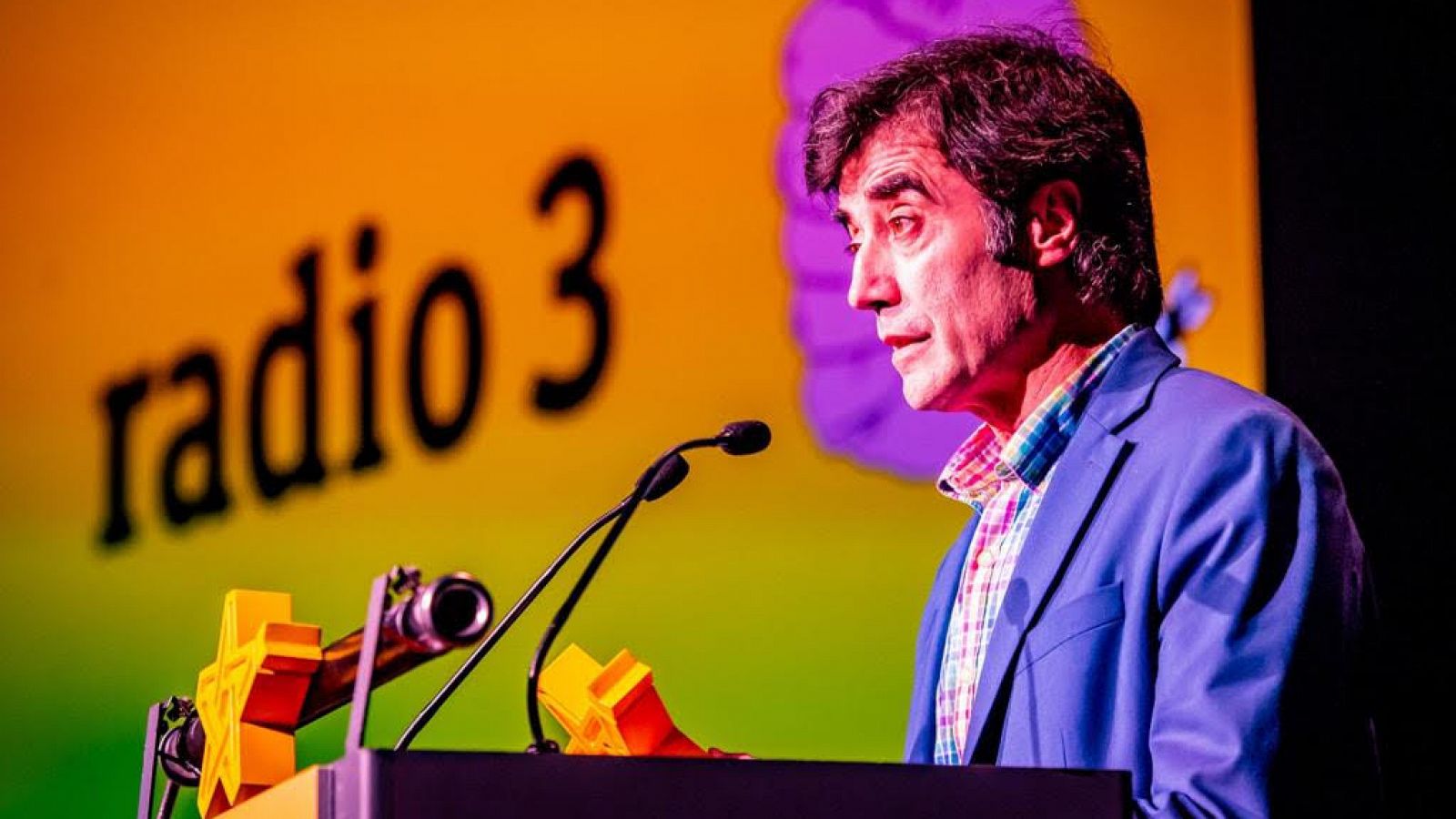 Tomás Fdo. Flores, director de Radio 3, recoge el premio a la emisora como mejor medio de comunicación