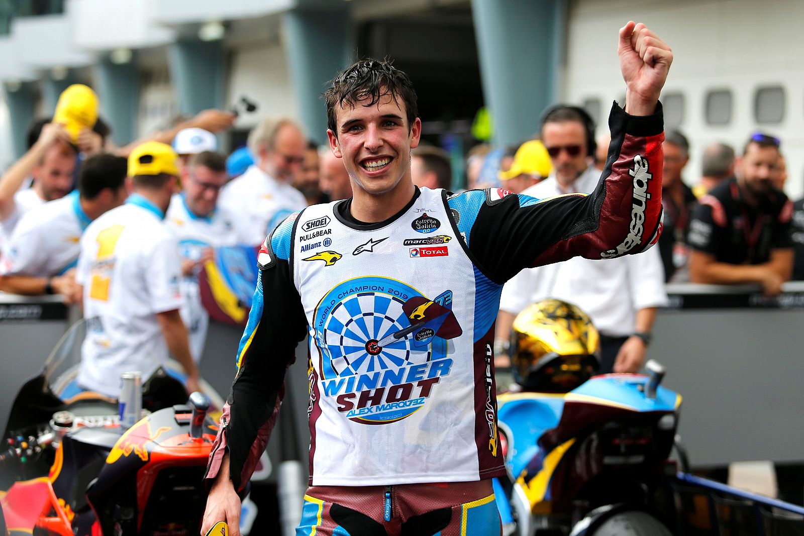 El piloto español Alex Márquez celebra su campeonato del mundo de Moto2.