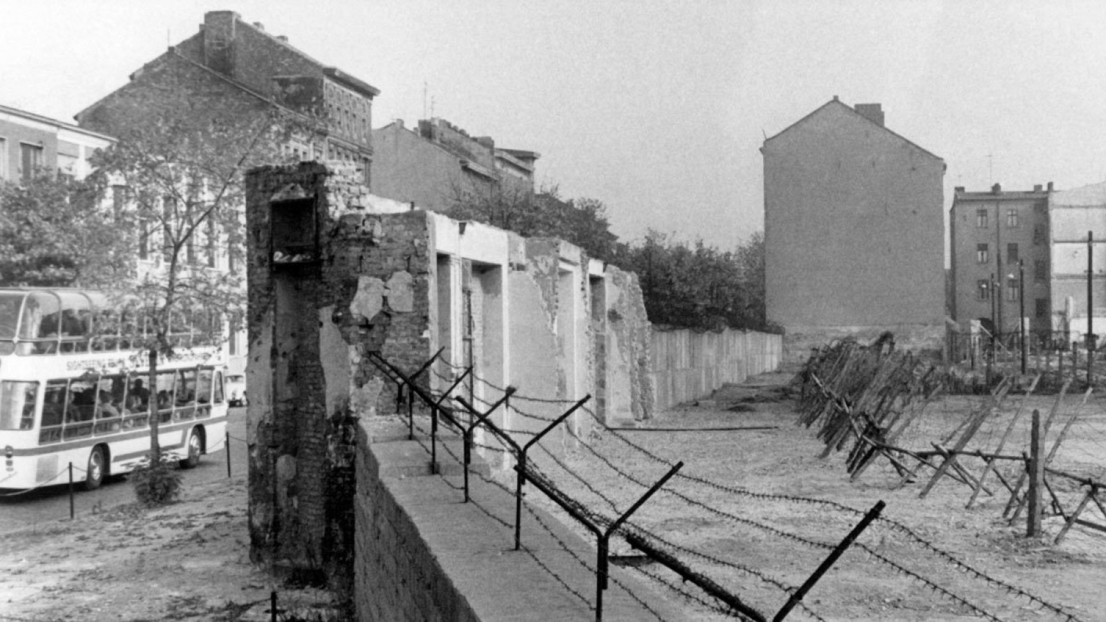 Fotografía de archivo tomada el 22 de agosto de 1965 que muestra el muro de Berlín en la calle Bernauer