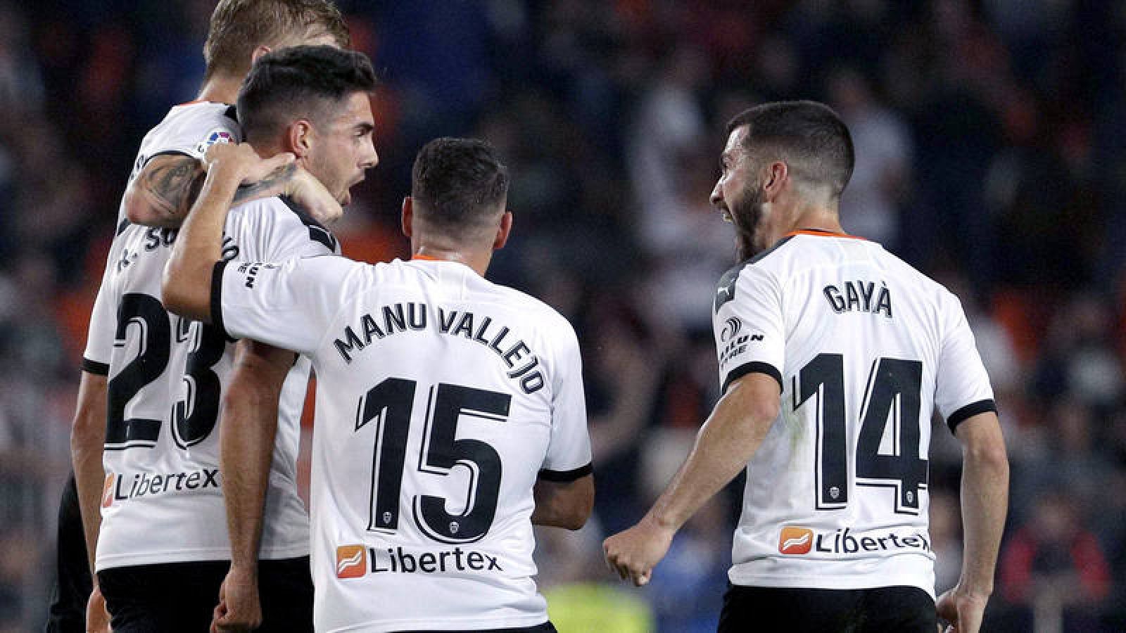 Los jugadores del Valencia celebran su gol en la pasada jornada ante el Sevilla.