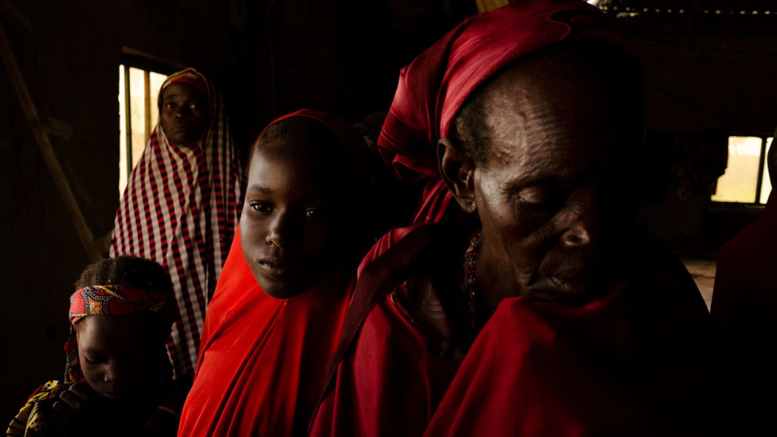 Sa'a, de 14 años, y Biba, de 68, viven en el campo de desplazados conocido como 'Nuevo Palacio del Emir', en Nigeria
