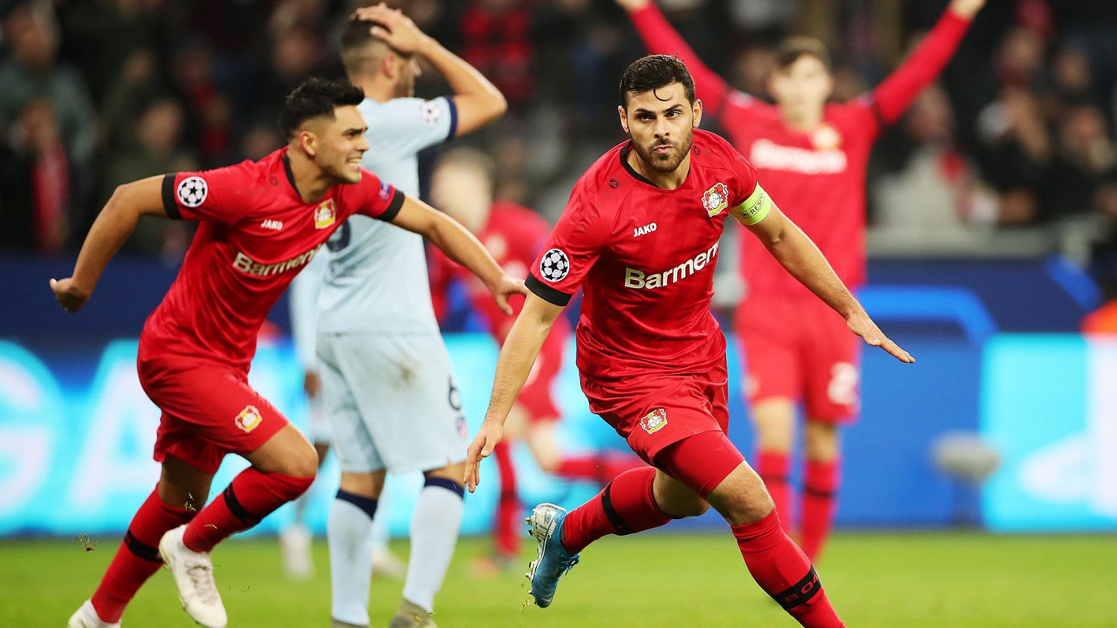 Kevin Volland celebra el segundo gol del Bayer Leverkusen.