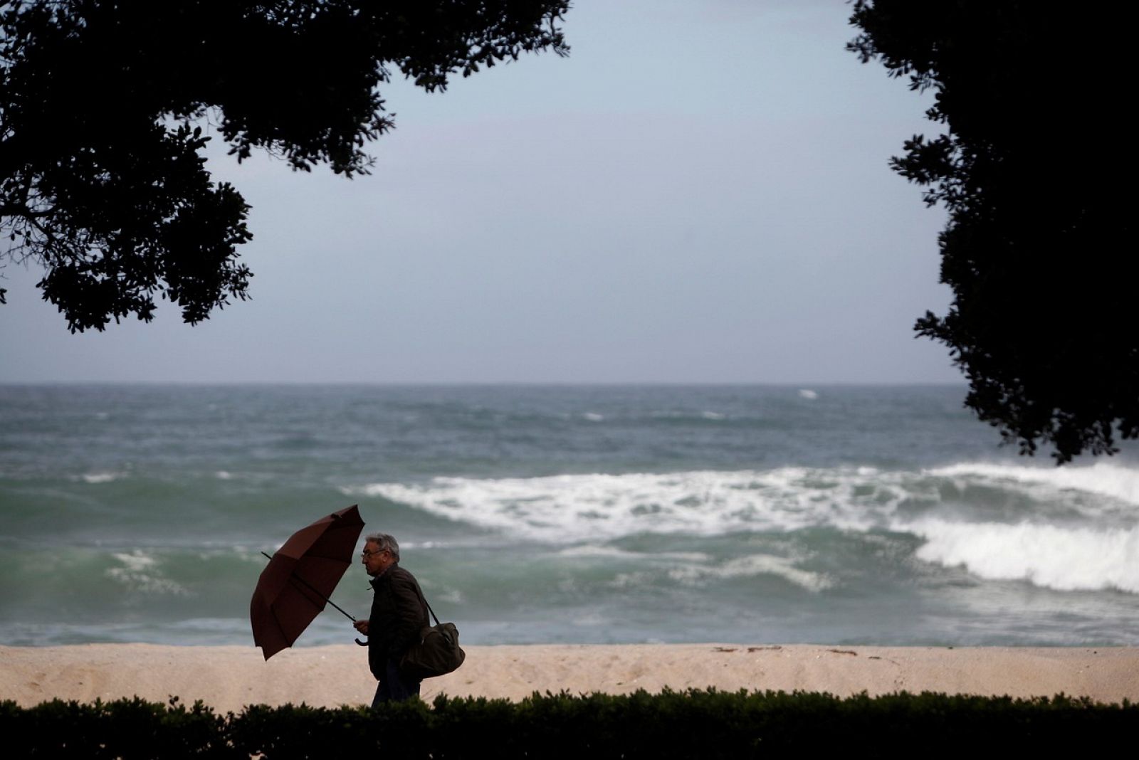 Un hombre camina el pasado lunes por el paseo marítimo de A Coruña