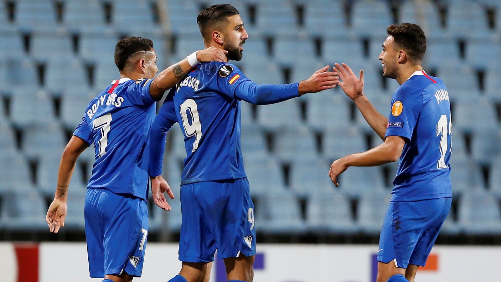 Lopes, Dabbur y Munir, del Sevilla, celebran uno de los goles del segundo al Dudelange.