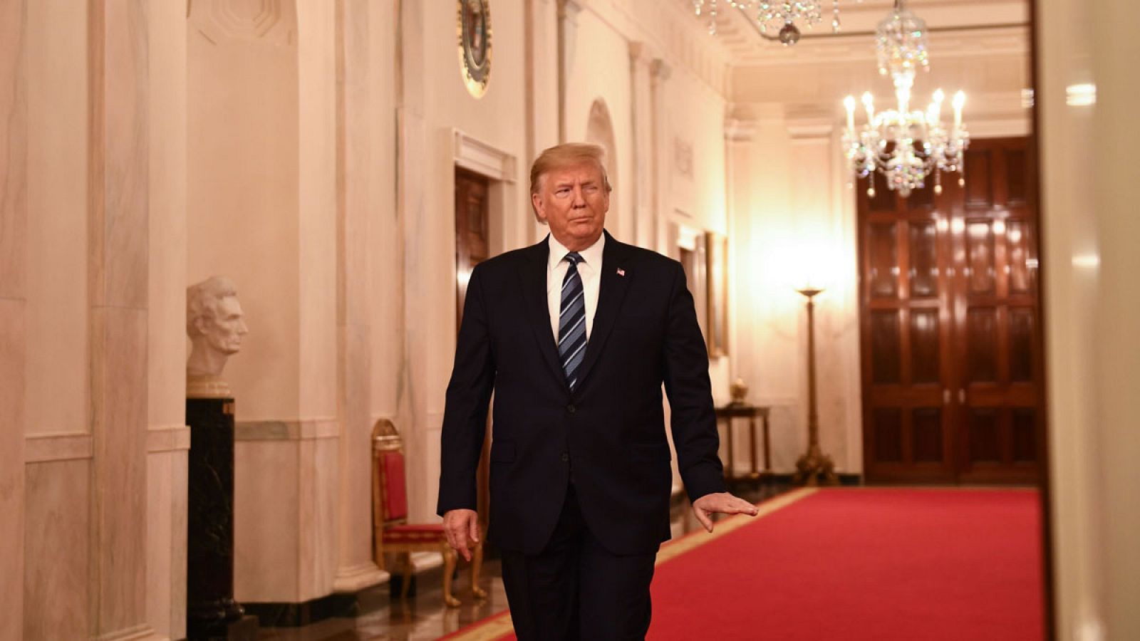 El presidente de Estados Unidos, Donald Trump, andando por un pasillo de la Casa Blanca el jueves 7 de noviembre de 2019.