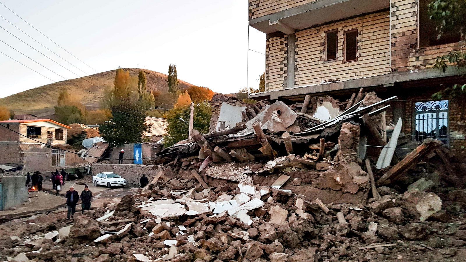 Una casa derruida en Varnakesh, una de las localidades afectadas por el seísmo en el noroeste de Irán