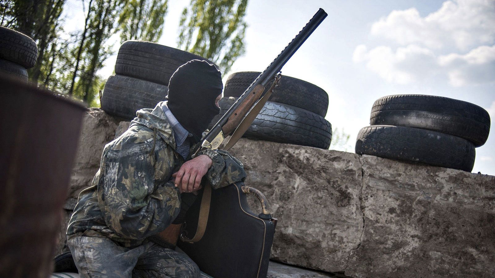 Un activista prorruso armado monta guardia en la ciudad de Slaviansk, en el sureste de Ucrania