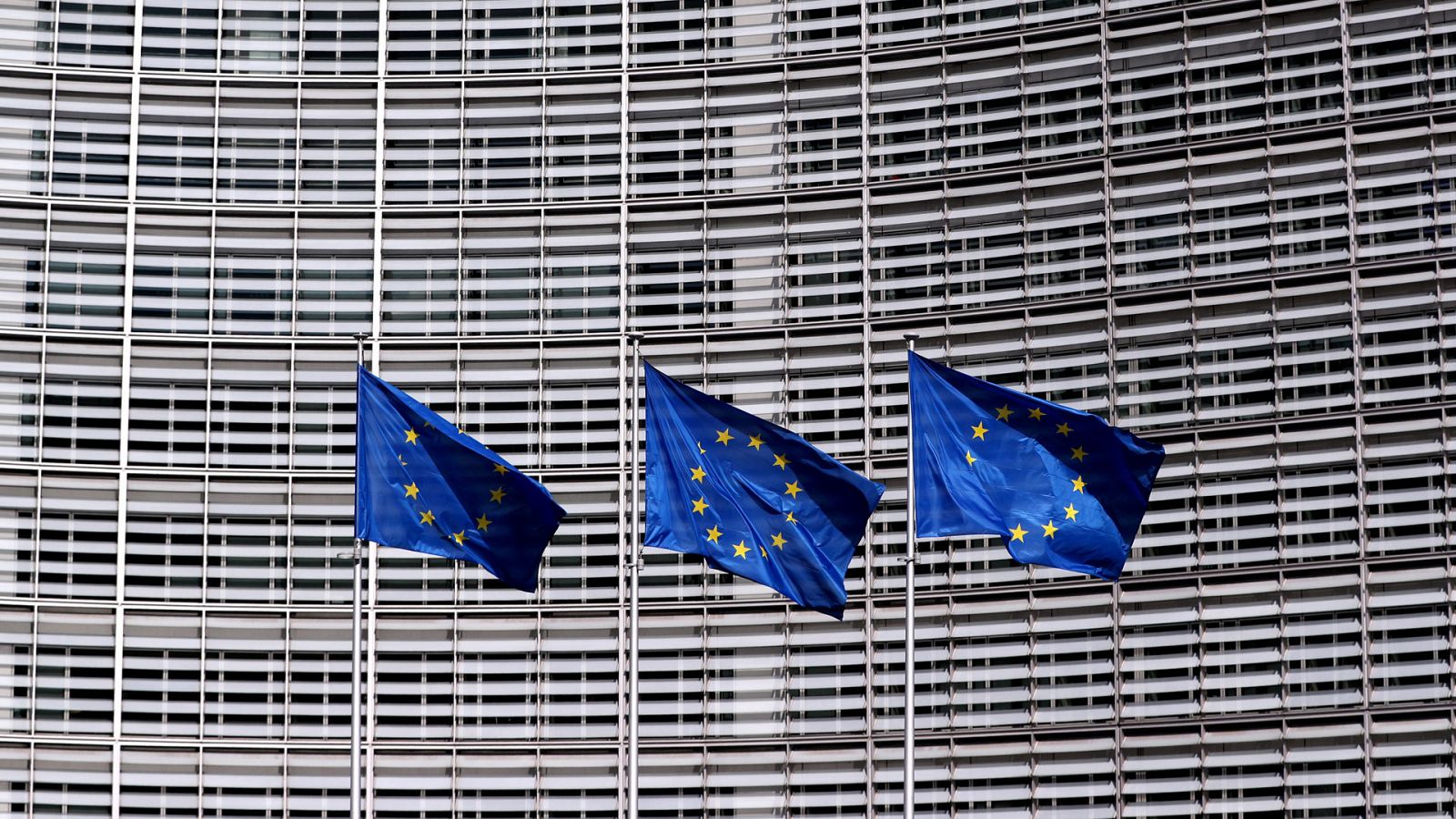 Banderas de la UE ondean fuera de la sede de la Comisión Europea en Bruselas