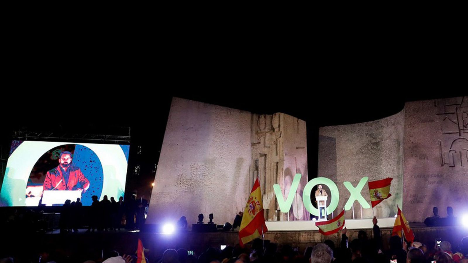 El líder de Vox, Santiago Abascal, este viernes, durante al acto de cierre de campaña del partido en la Plaza de Colón de Madrid. EFE/ Juan Carlos Hidalgo