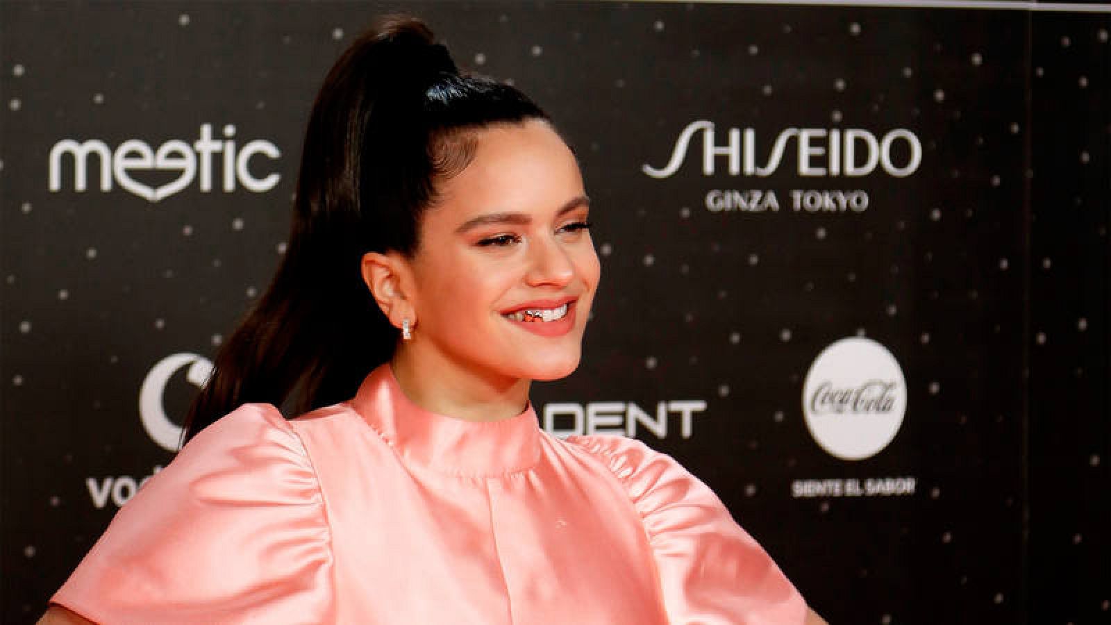 Rosalía luciendo fundas en sus dientes, como en el videoclip de "A palé"