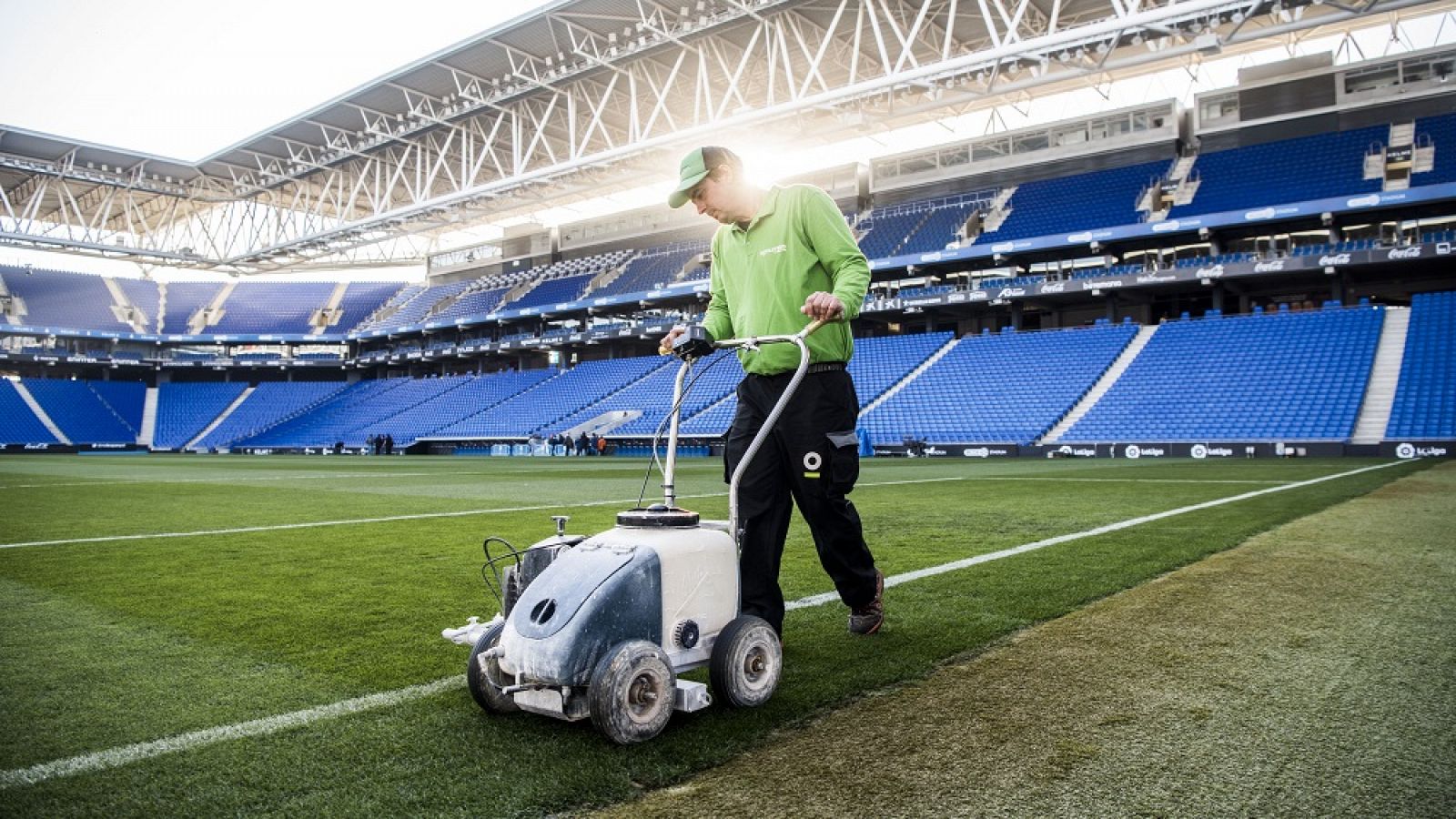 Un home treballant a l'Estadi Cornellà-El Prat a 'Cinc dies a...'