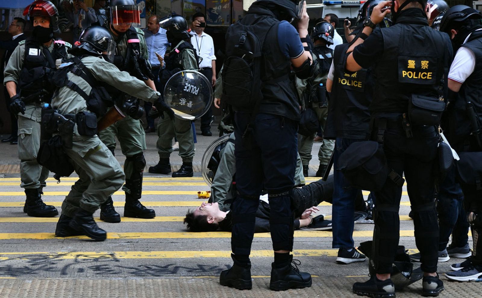 Un hombre es detenido por la policía durante las protestas en el centro de Hong Kong.