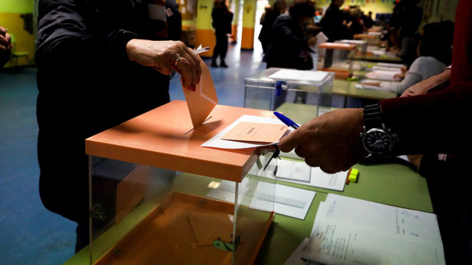 Elecciones generales 10N: Electores depositan su voto en un colegio electoral en Madrid.