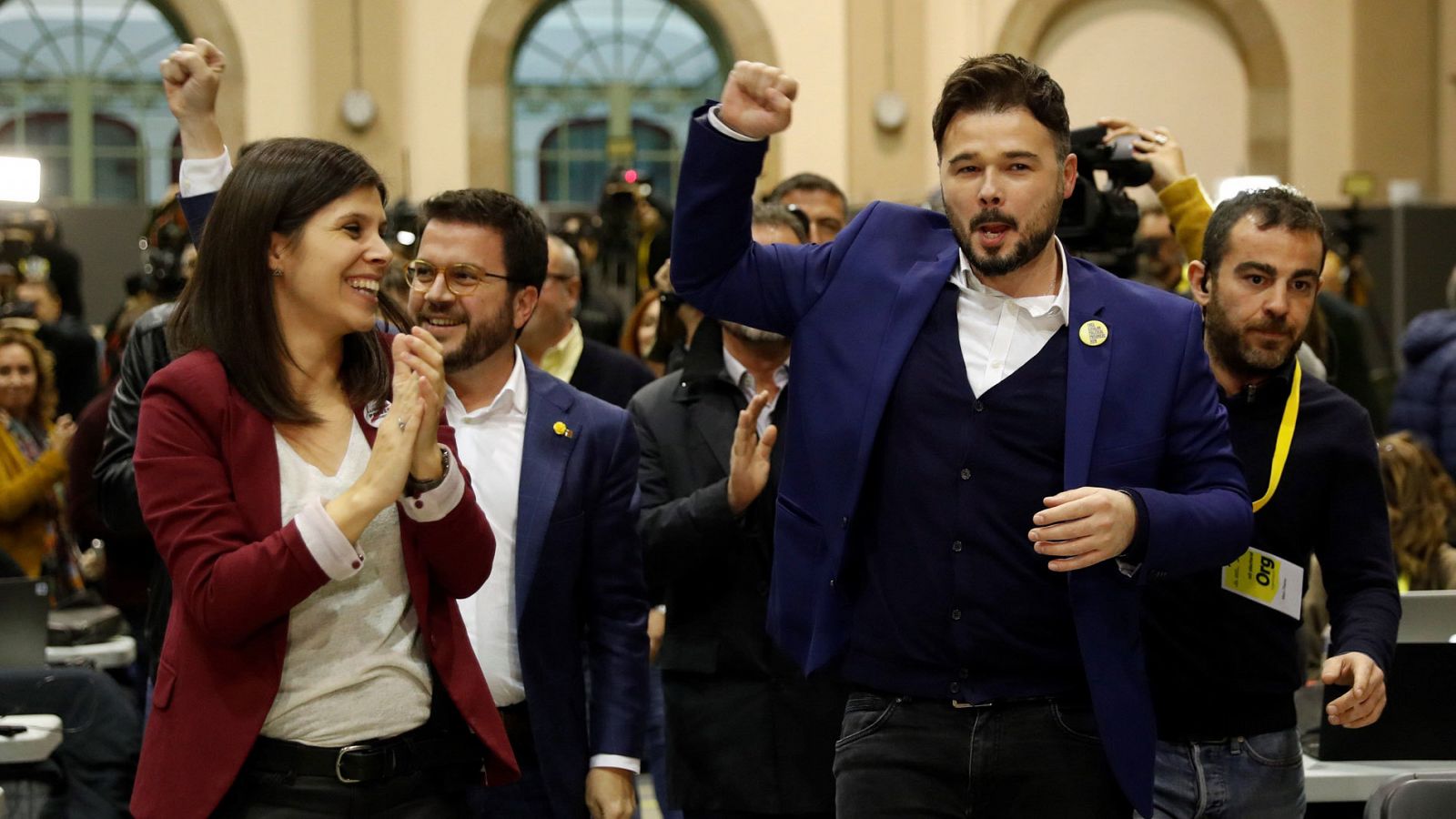 El cabeza de lista al Congreso por ERC, Gabriel Rufián (d) y la portavoz del partido, Marta Villalta